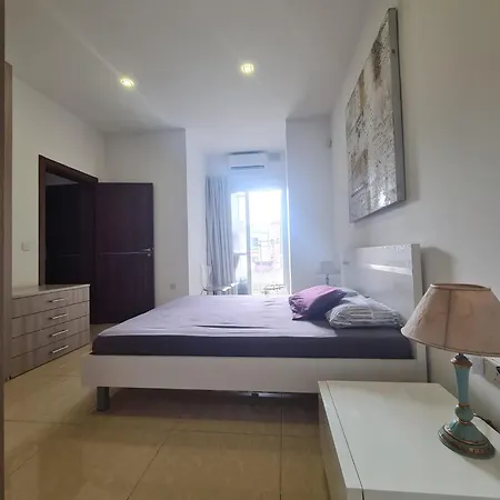 Room's Service Swieqi Проживание в семье